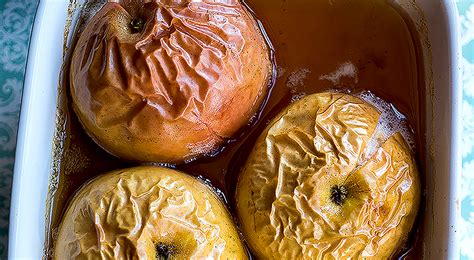 Recept lépései: almák előkészítése és párolása