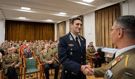 Házaspár inkubátor mellett a Magyar Honvédség Egészségügyi Központ koraszülött intenzív centrumában