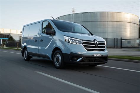 Renault Trafic motorháztető alatt