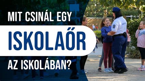 Iskolaőr igazoltat diákot az iskola előtt