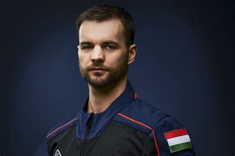 Sisi fellépés közben