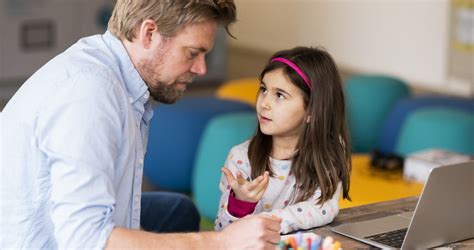 Gyermek beszél szülőkkel