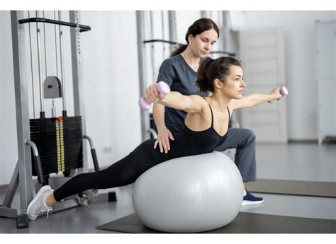 Különböző funkcionális tréning eszközök, például fit-ball, aero-step