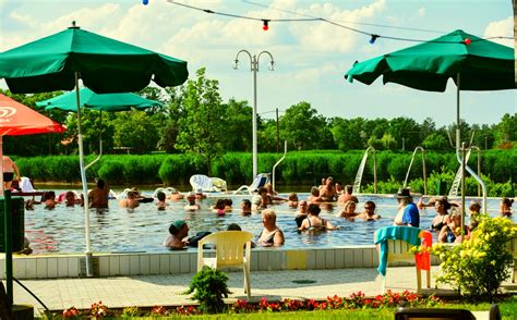 Szabadtéri medence és napozóterasz a Hotel Alhambrában