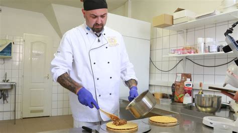 Cukrászmester munka közben, hagyományos eszközökkel