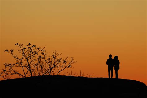 Pár meditálva, békés környezetben, utalva a szexuális tudatosságra és önismeretre