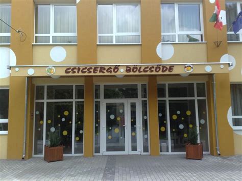 Gyermekek játékokkal a bölcsődei udvaron