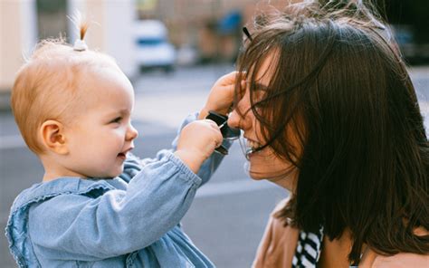 boldog anyuka szoptatós párnával