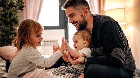 Apa és gyermeke játszanak, az apa egy párnacsatában 