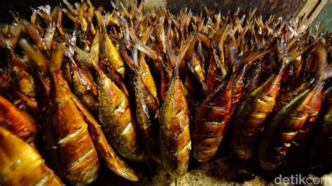 Ikan diasap étel egy lomboki piacon