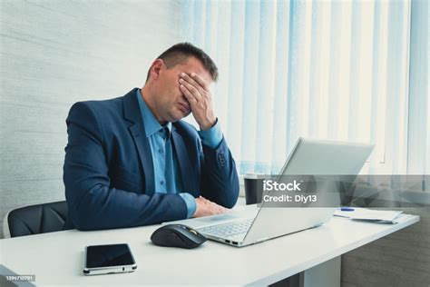 Frusztrált ember arca egy számítógép előtt