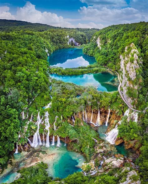 Panorámakép a Plitvicei-tavak vízeséseiről és türkizkék tavairól