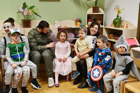 A szülő és a baba együtt táncolnak