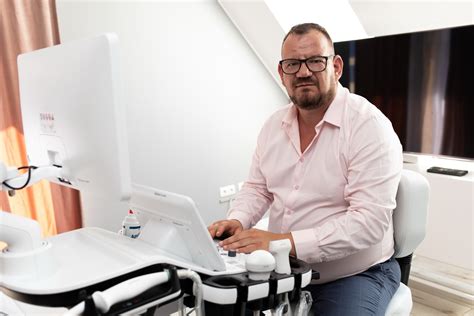 Dr. Fülöp Viktor portréja orvosi környezetben