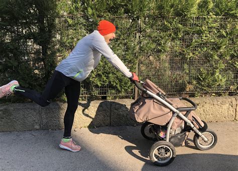 Sportoló anya babakocsival fut
