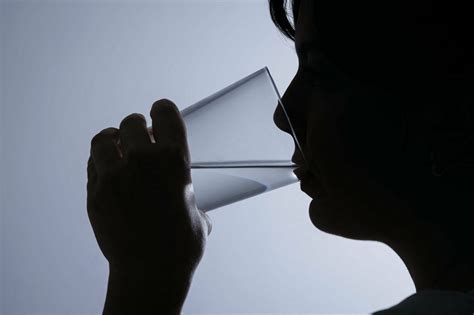 Kisgyermek, ahogy önállóan iszik a Philips Avent poharából