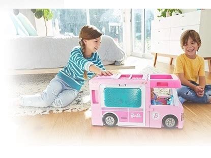 Játék babakocsit toló kislány