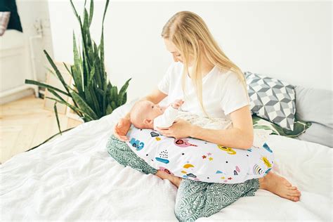 Terhes és szoptató nő kényelmes blúzban, etetés közben