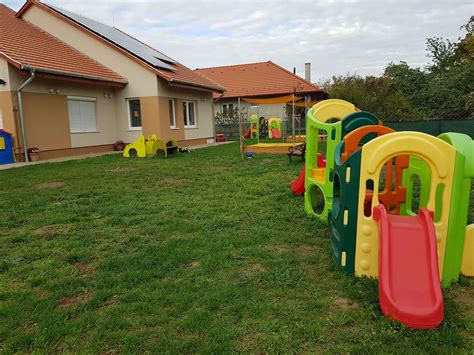 Kisgyermekek játszanak egy mini bölcsődében, felügyelet alatt