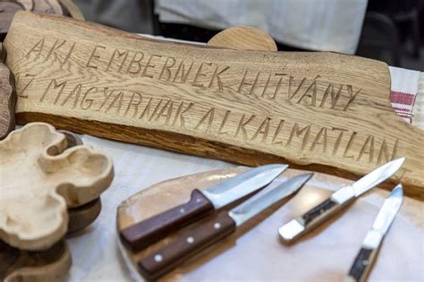 Szülő nő és mellette álló, támogató párja
