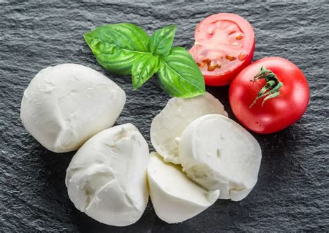 Különböző típusú mozzarella sajtok