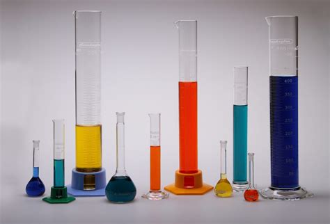Különböző laboratóriumi eszközök, köztük Erlenmeyer lombikok