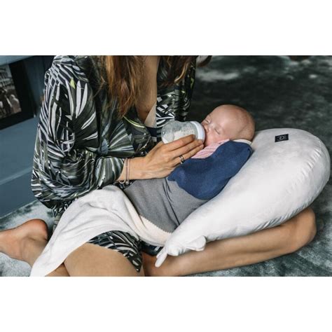 Baba pihen a szoptatós párnán babafészekként