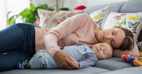 Szoptatós anyuka és csecsemő