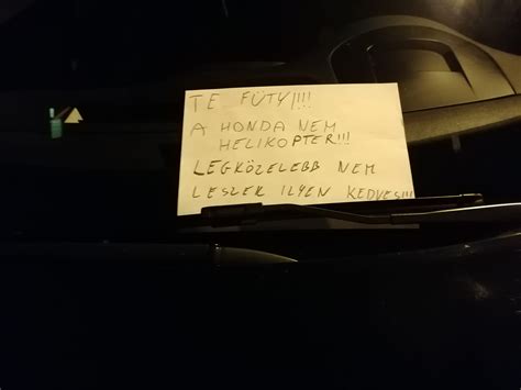 Kép egy autó szélvédőjén elhelyezett pótdíjfizetési felszólításról
