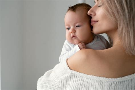 Anya és babája szoptatás közben