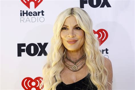 Tori Spelling terhességi kollázsa a közösségi médiában