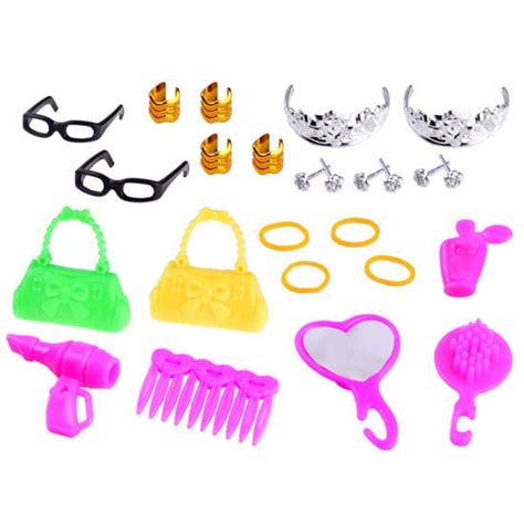 Kiegészítők és ruhák egy Monster High babához, melyek a stílust hangsúlyozzák