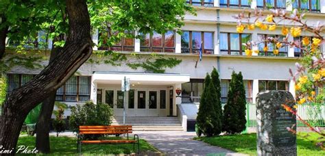 A Dózsa György Gimnázium épülete és környezete