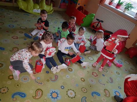 Gyerekek virágcsokorral búcsúznak a bölcsődei gondozónőktől