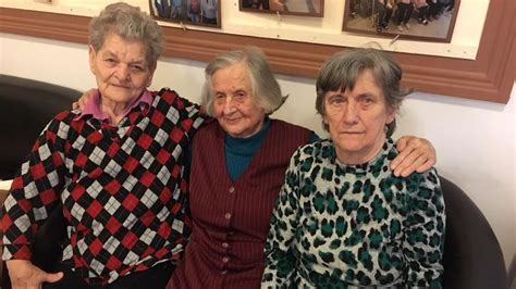 Idős asszonyok beszélgetnek