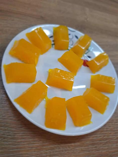 Örömteli pillanat egy házi készítésű babatortával