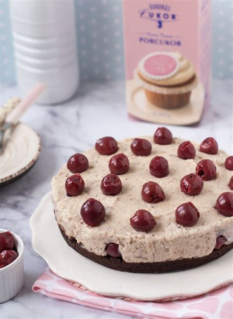 Gesztenyekrémes-meggyes torta szeletelve