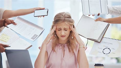 Stresszes nő, aki tesztet tart a kezében