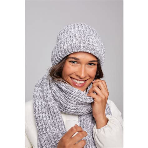 Angora Gold fonalból készült mellény, sapka és lábszárvédő szett
