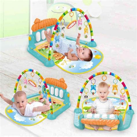 Újszülött játszószőnyegen