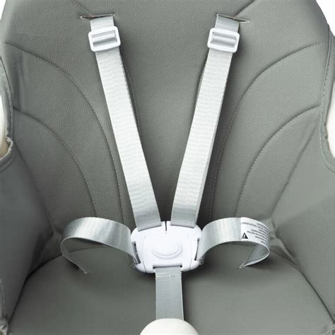 Biztonsági öv és stabil lábak az etetőszékben