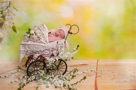 Bébi a mózeskosárban, szellőzőnyílásokkal és lábzsákkal