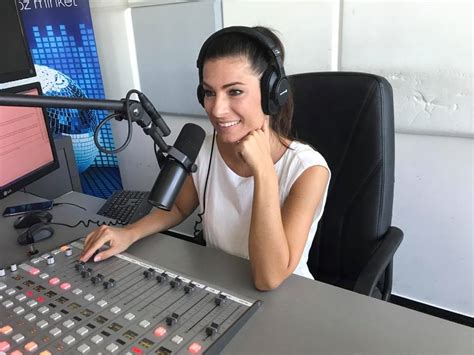 Mák Kata babapocakkal a Music FM tortájával