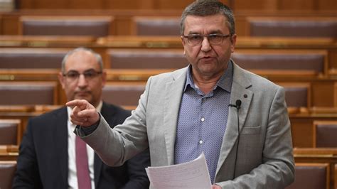 Nők, akik a 10 éves kihívás során az anyaság változásait mutatják be