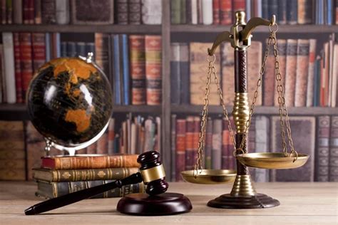 Igazságügyi mérleg sziluettje