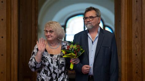 Pár aláírja a házassági anyakönyvet az anyakönyvvezető előtt
