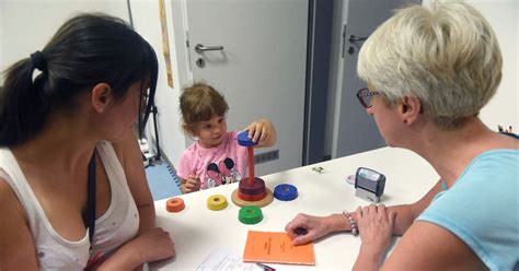 Területi védőnő otthoni látogatáson egy családdal