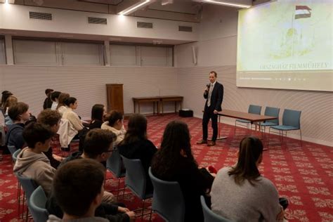 Iskolavédőnő előadást tart diákoknak egészségnevelés témában
