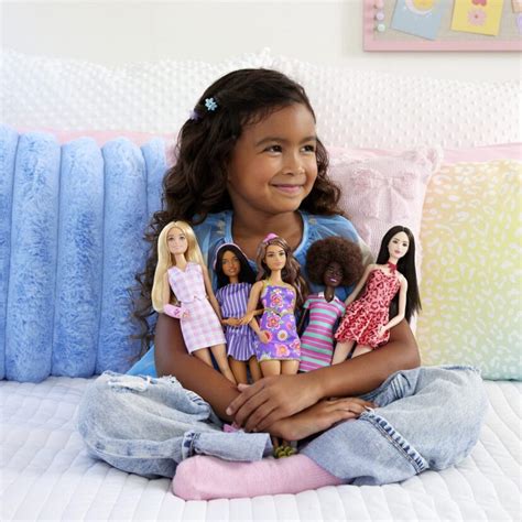 Gyerekek Barbie babával játszva