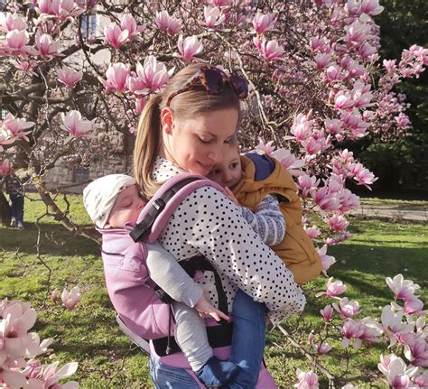 A Liliputi Love® márka logója és a babahordozás örömeit bemutató illusztráció